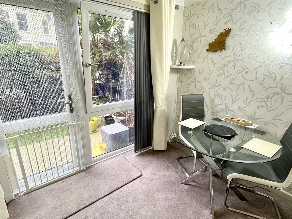 1 bed flat for sale in Sea Road, Boscombe, Bournemouth BH5, £127,500