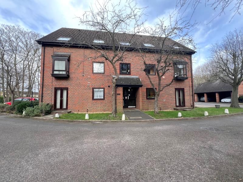 Studio to rent in The Oaks, Moormede Crescent, Staines TW18, £1,025 pcm