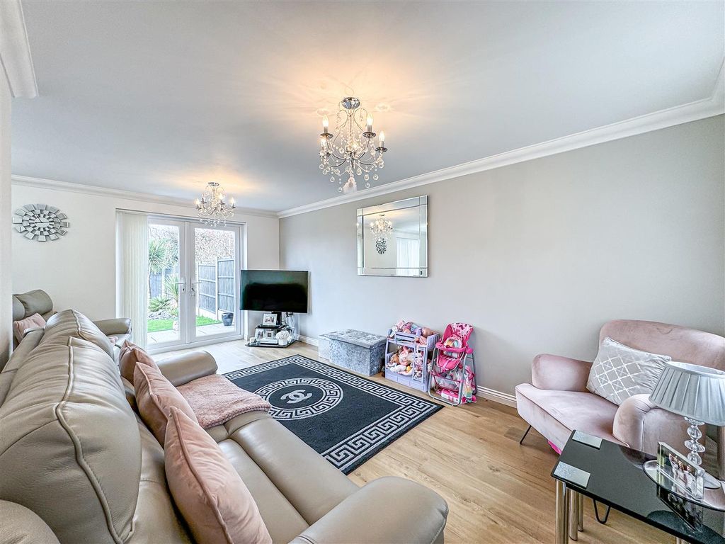 3 bed detached house for sale in Aldham Gardens, Rayleigh SS6, £500,000
