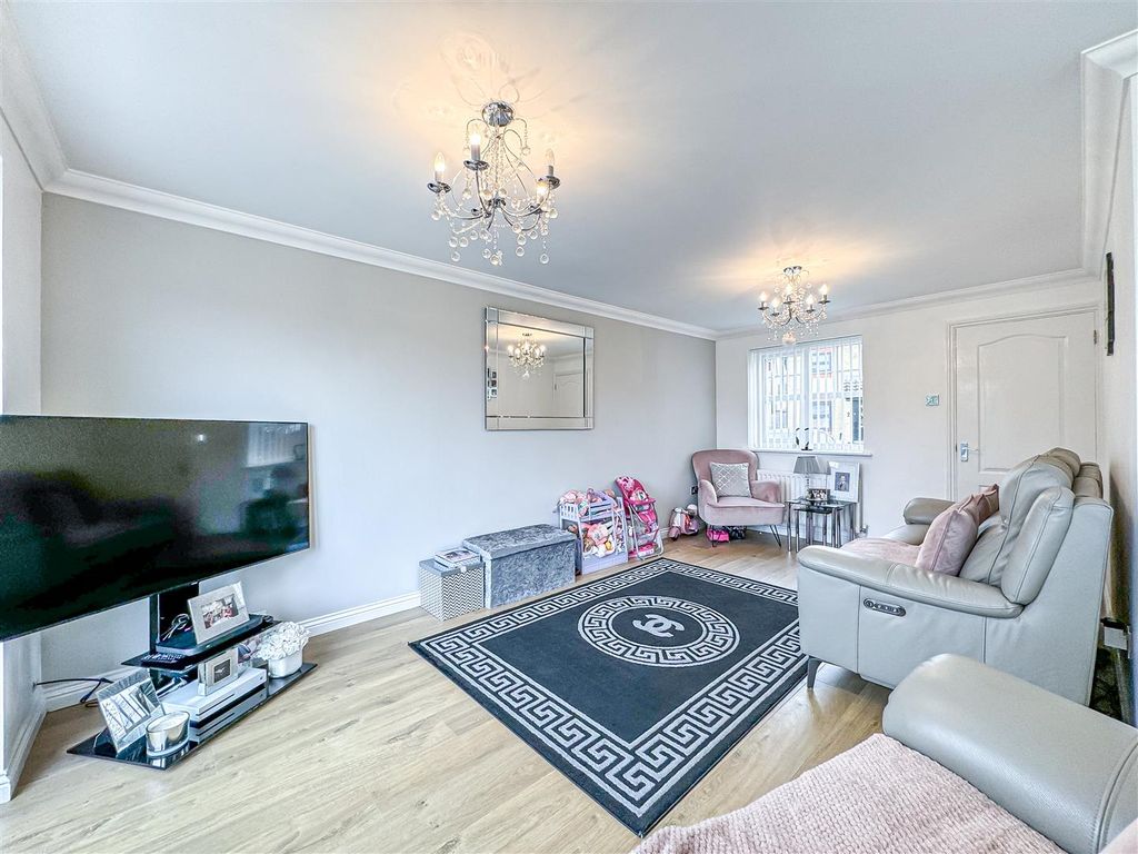 3 bed detached house for sale in Aldham Gardens, Rayleigh SS6, £500,000
