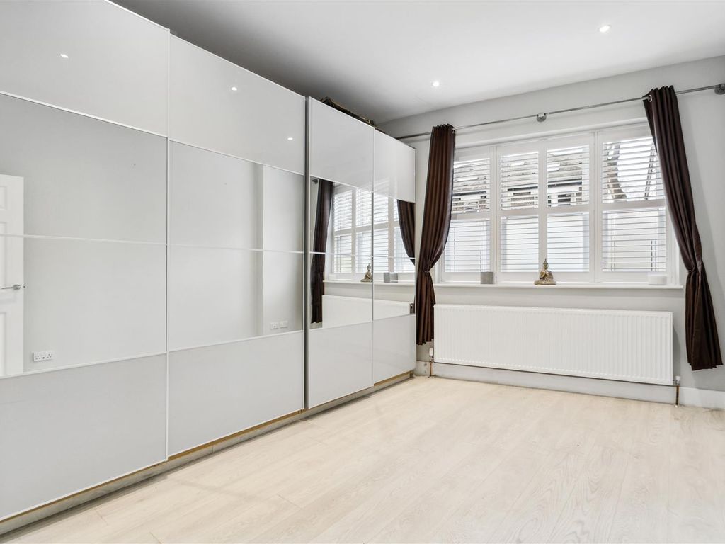 2 bed flat to rent in Acton Lane, London W4, £2,500 pcm