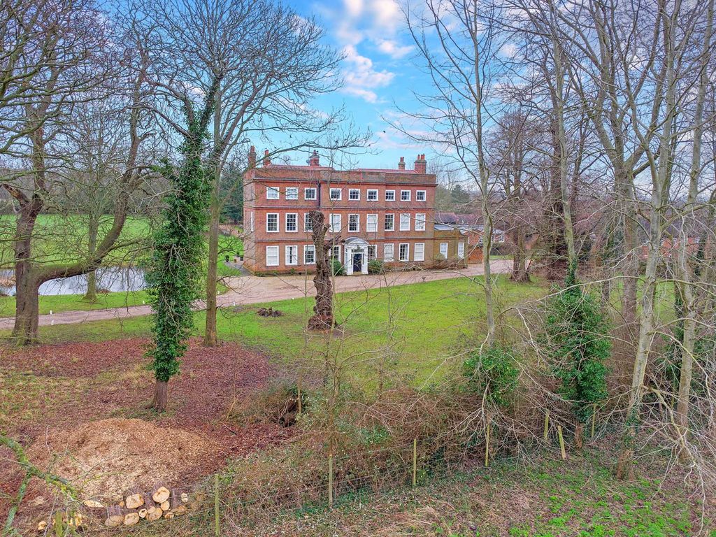 2 bed flat for sale in Gilstead Hall, Coxtie Green Road CM14, £425,000
