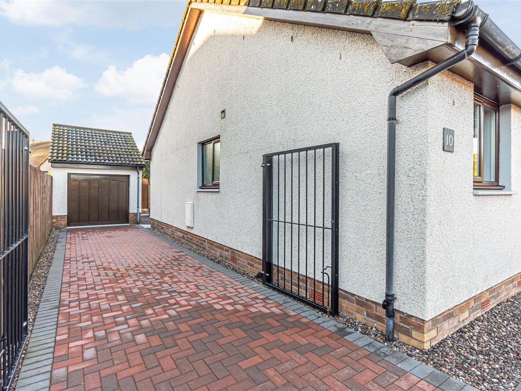 2 bed detached bungalow for sale in 10 West Crook Way, Crook Of Devon, Kinross KY13, £260,000