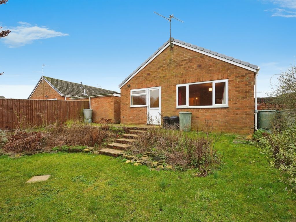 3 bed detached bungalow for sale in Queenborough, Toothill, Swindon SN5, £270,000