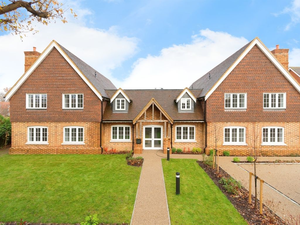 New home, 2 bed flat for sale in Langshott, Horley RH6, £475,000