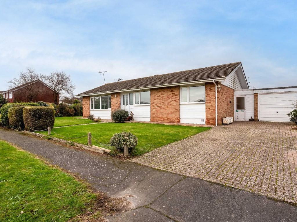 3 bed bungalow for sale in Furners Mead, Henfield BN5, £650,000