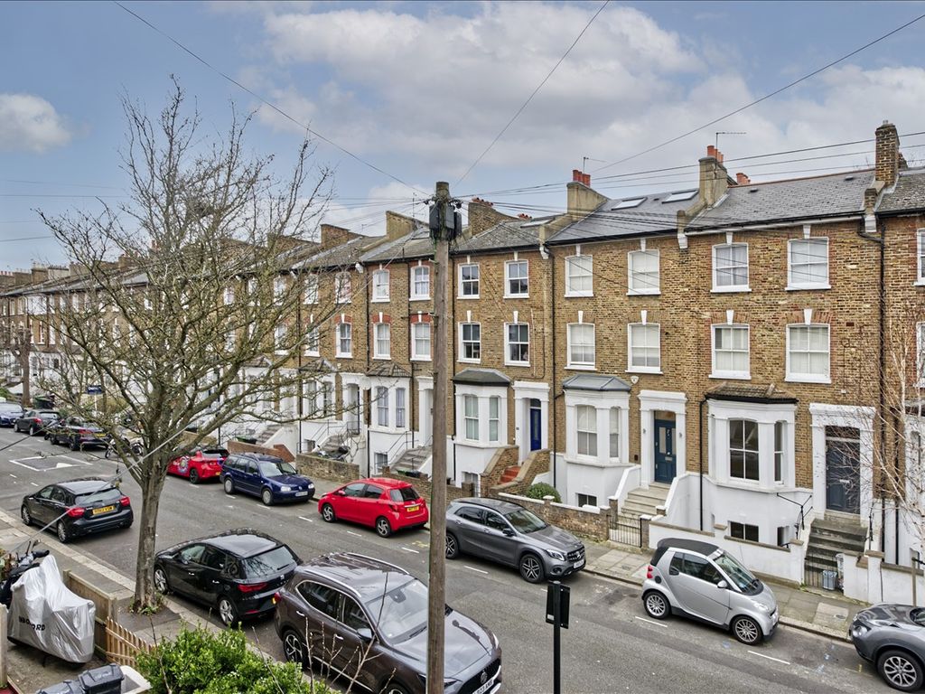 1 bed flat for sale in Cathnor Road, London W12, £449,950