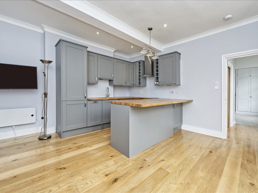 1 bed flat for sale in Cathnor Road, London W12, £449,950