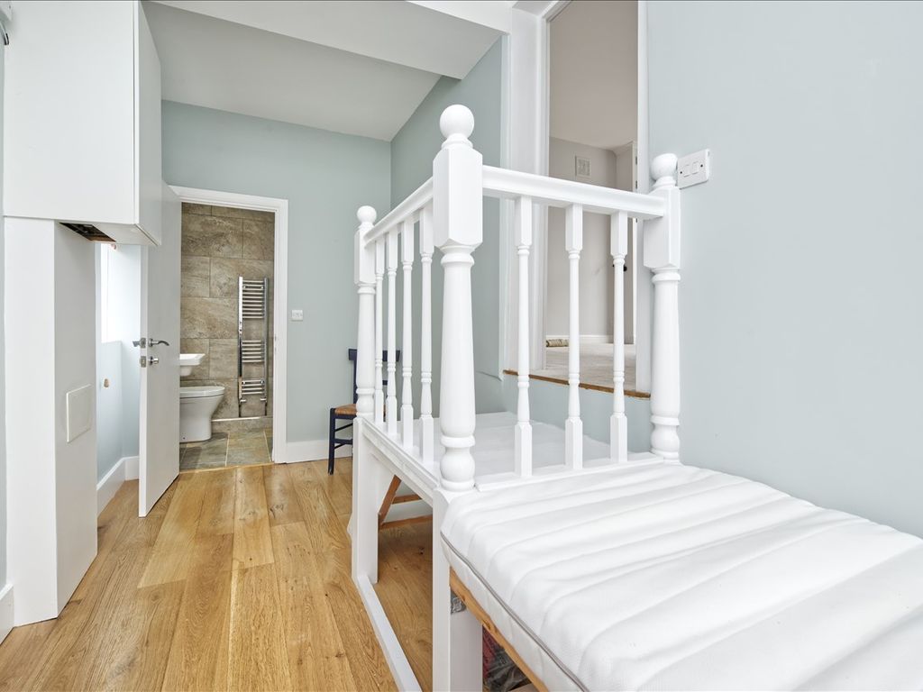 1 bed flat for sale in Cathnor Road, London W12, £449,950