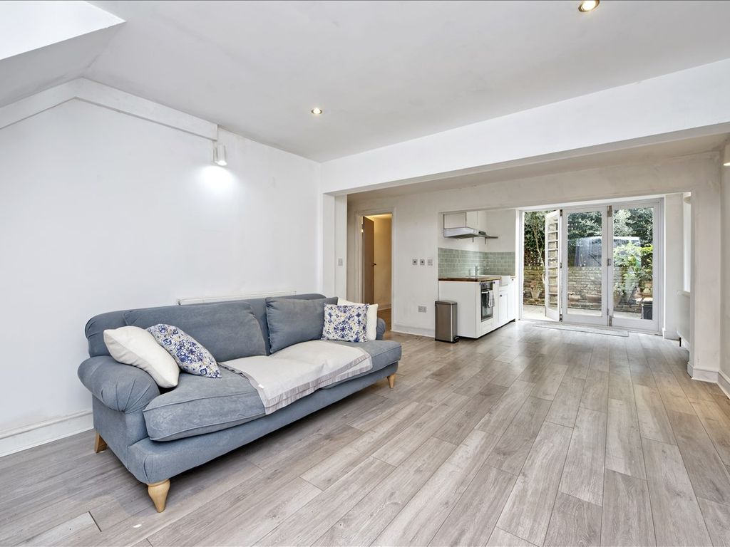 3 bed flat for sale in Goldhawk Road, London W12, £765,000