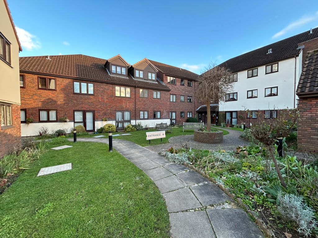 1 bed flat for sale in Farm Hill Road, Waltham Abbey EN9, £155,000