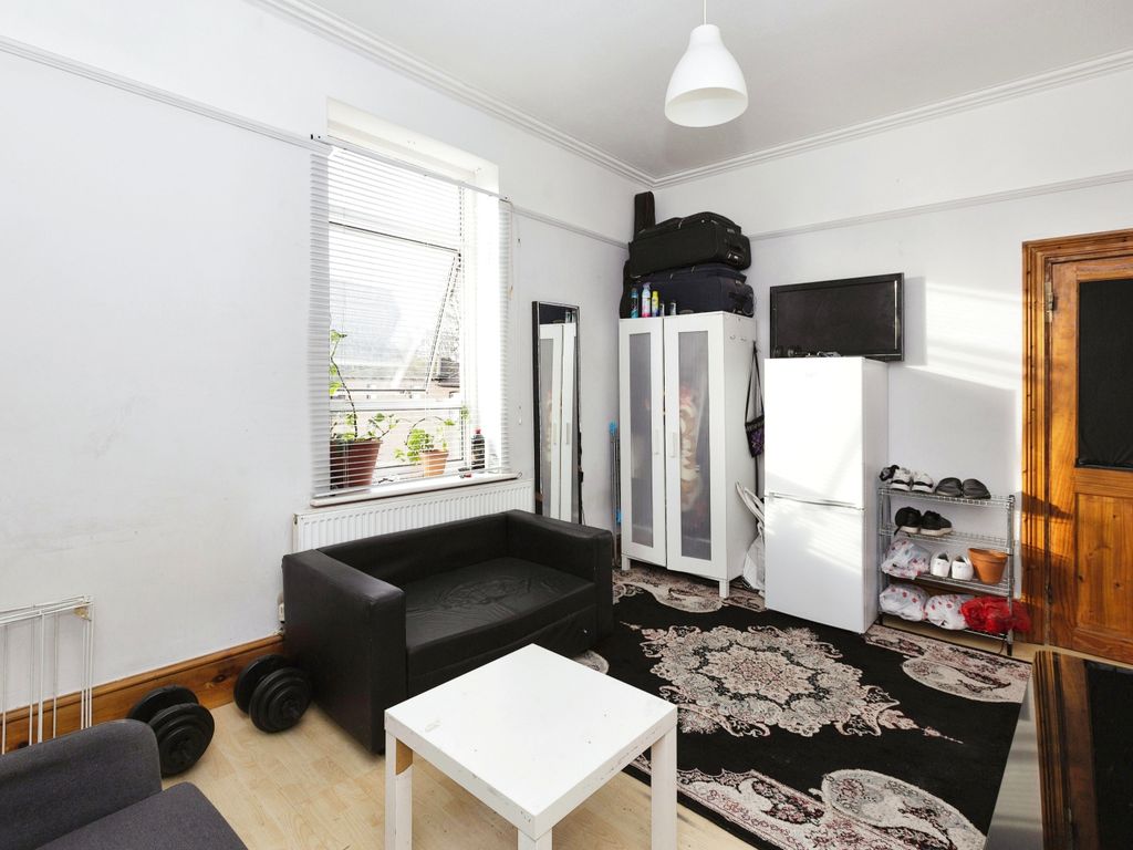 4 bed flat for sale in Capel Road, London E12, £500,000