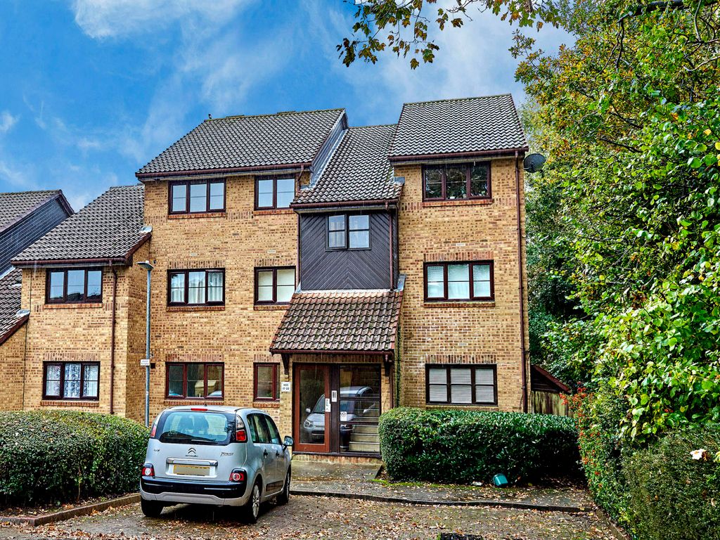 2 bed flat for sale in The Larches, Milford Close, St. Albans, Hertfordshire AL4, £325,000