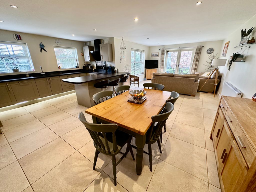 5 bed detached house for sale in Chatsworth Gardens, Edenthorpe, Doncaster DN3, £480,000