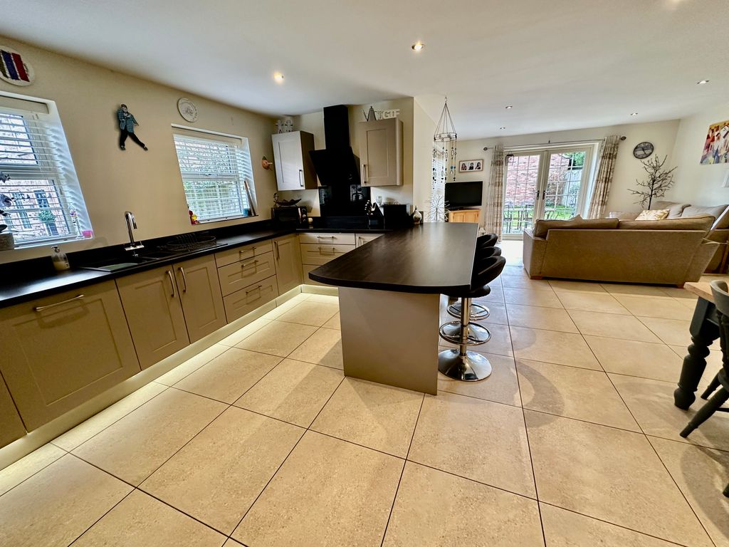 5 bed detached house for sale in Chatsworth Gardens, Edenthorpe, Doncaster DN3, £480,000