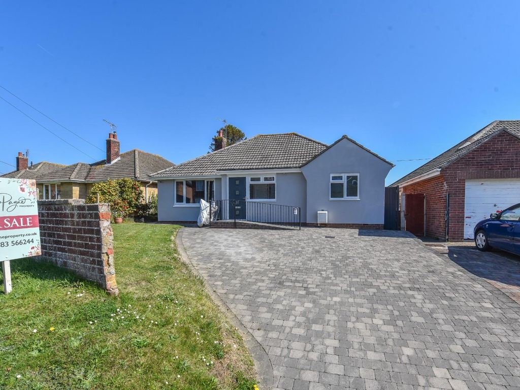 4 bed detached bungalow for sale in Gunville Road, Newport PO30, £395,000