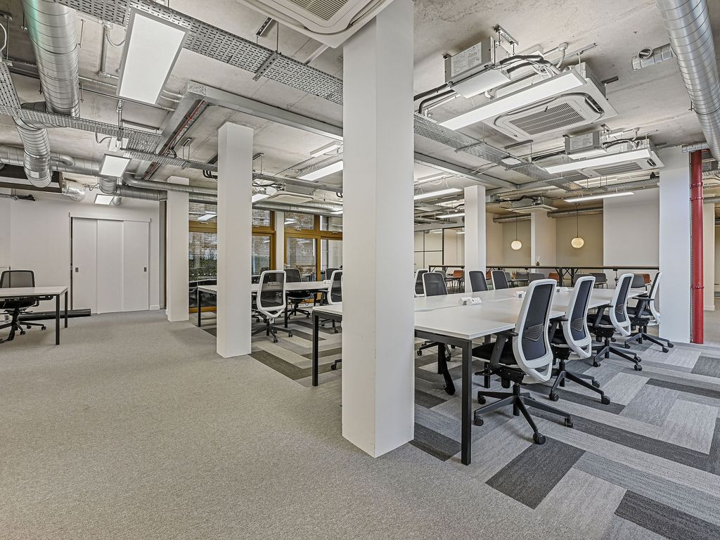 Office to let in London N1, £77,578 pa