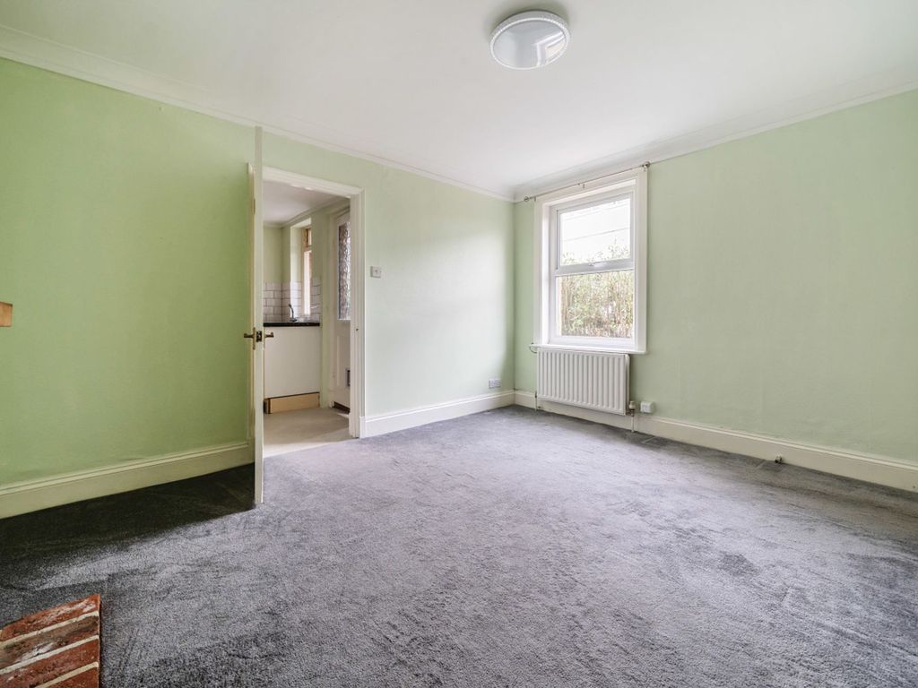 1 bed flat for sale in Daux Way, Billingshurst RH14, £195,000