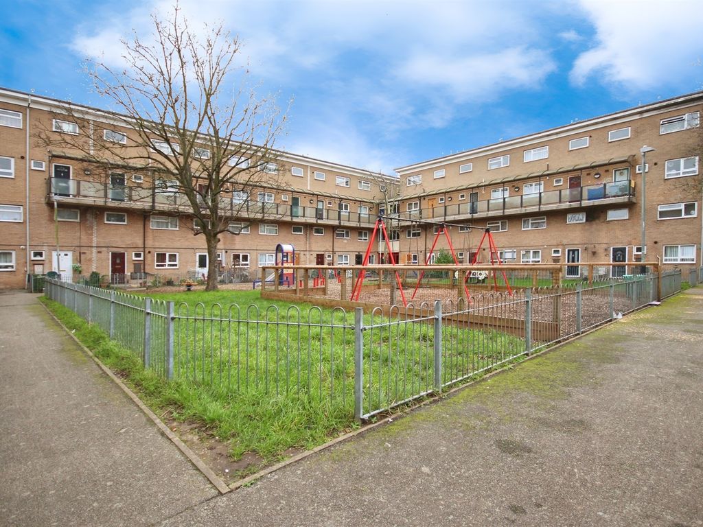 3 bed flat for sale in Fallow Hill, Leamington Spa CV31, £160,000