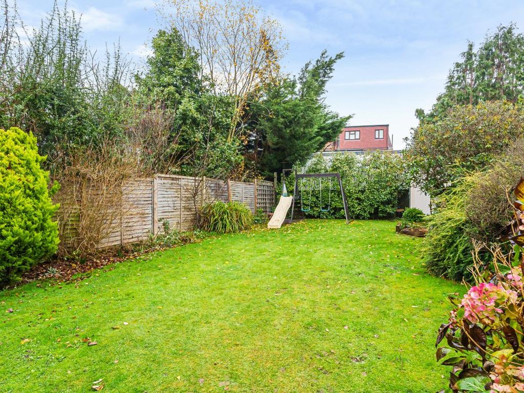 4 bed property for sale in Delamere Gardens, London NW7, £1,000,000