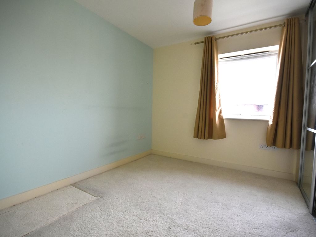 2 bed flat for sale in Rushley Way, Reading RG2, £200,000