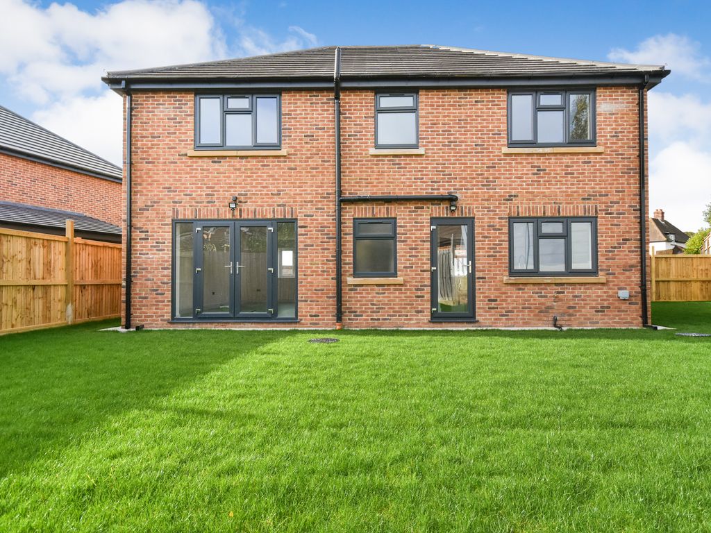 4 bed detached house for sale in Old Bath Road, Calcot, Reading RG31, £740,000