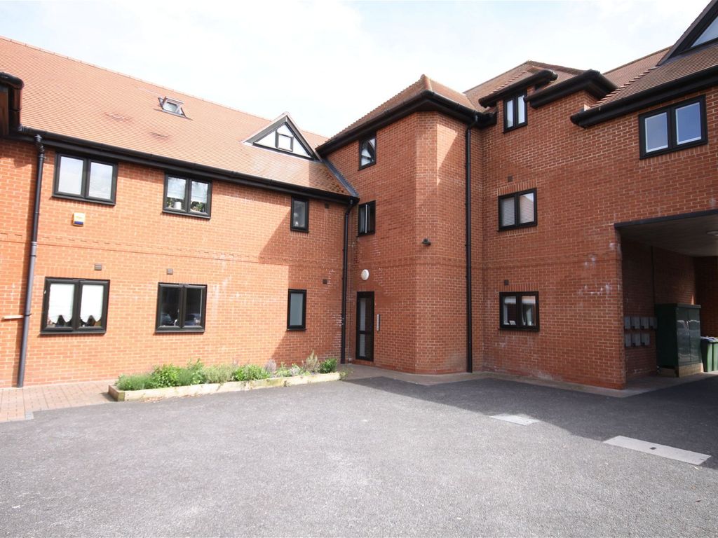 2 bed flat to rent in Chapel Street, Thatcham, Berkshire RG18, £1,100 pcm