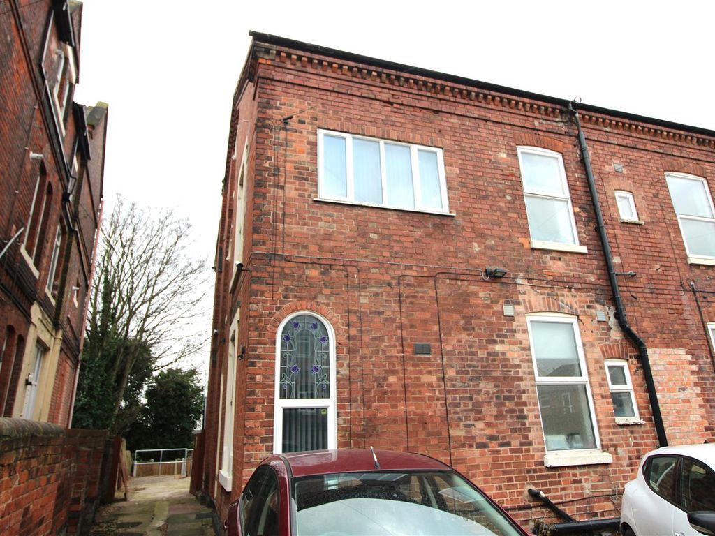 Studio to rent in Park Road, Nottingham NG7, £776 pcm