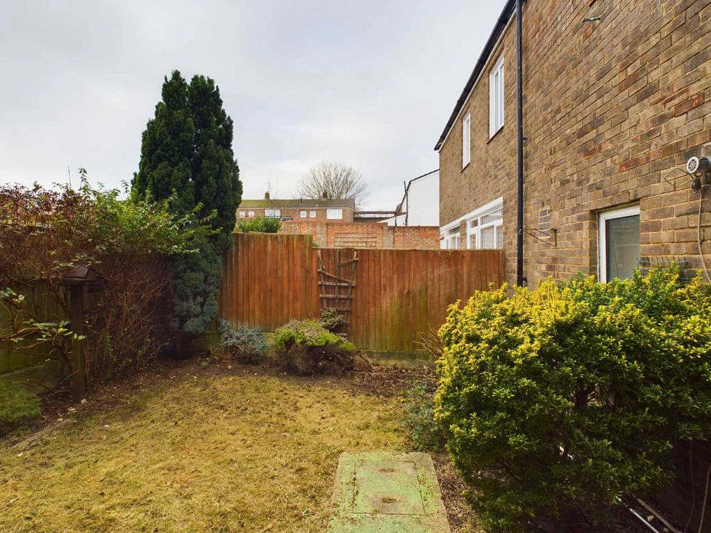 2 bed maisonette for sale in St Margarets Way, Leverstock Green HP2, £260,000