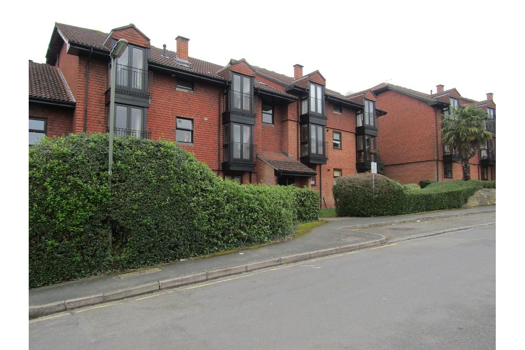 1 bed flat to rent in Ellingham, Midhope Road, Woking GU22, £1,095 pcm