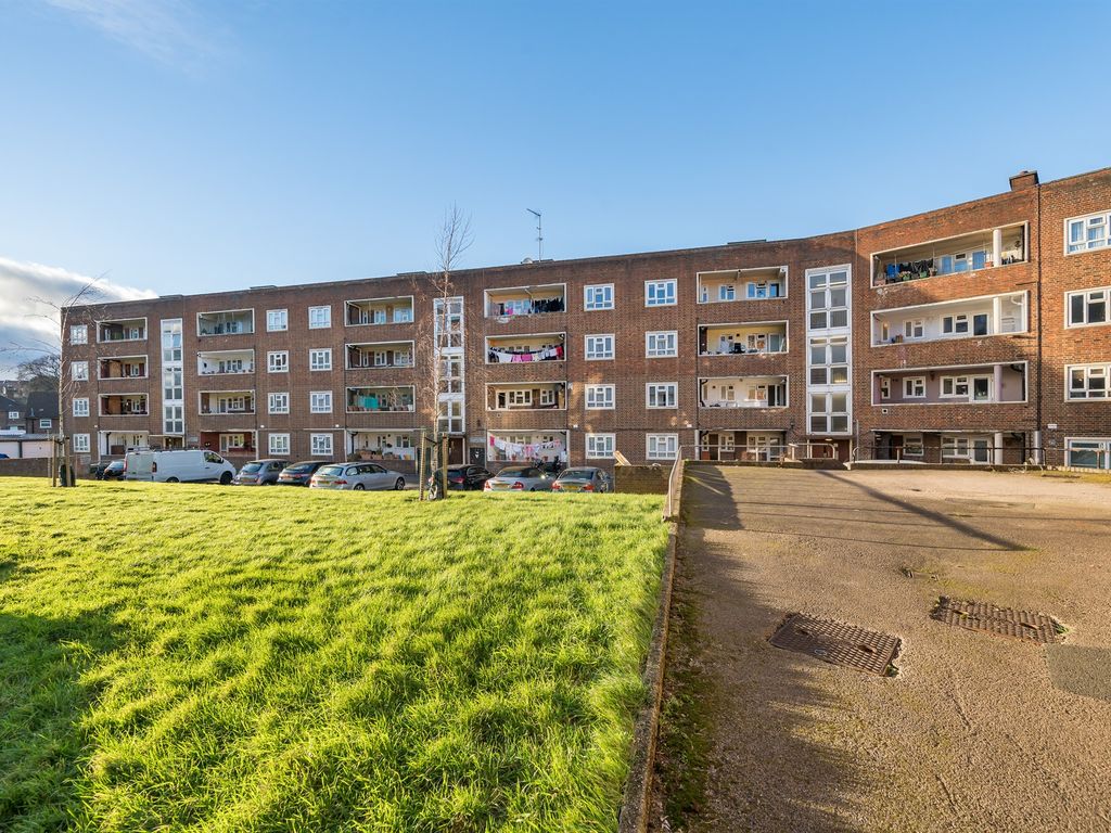 3 bed flat for sale in Colney Hatch Lane, London N10, £375,000