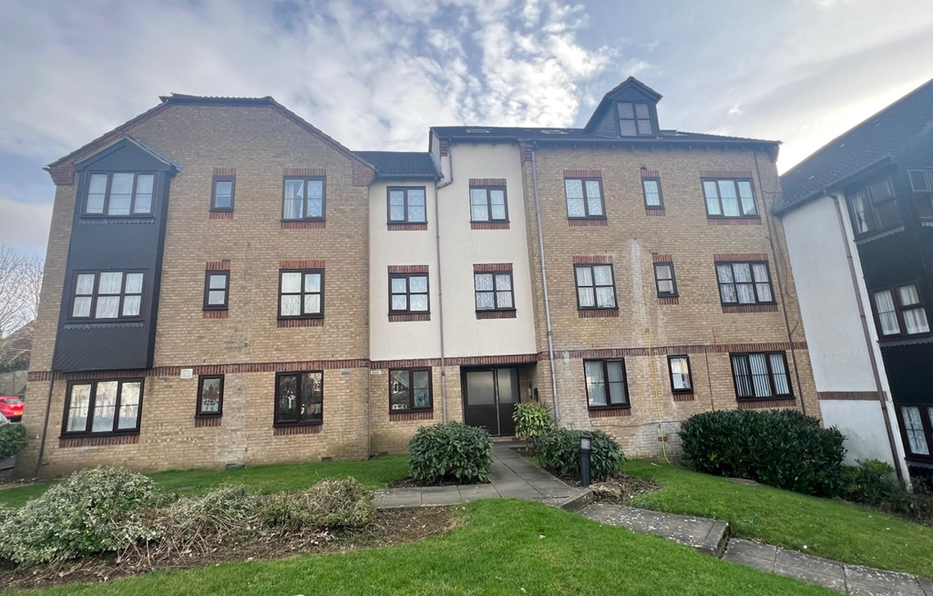 2 bed flat to rent in The Ridings, Luton LU3, £1,250 pcm
