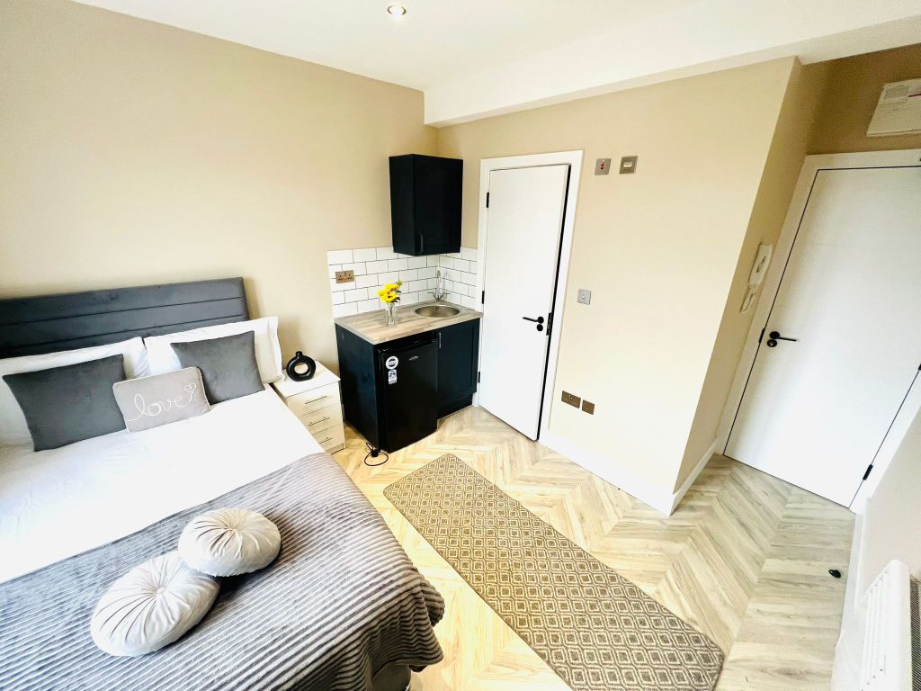 Room to rent in Rowan Road, London SW16, £1,300 pcm