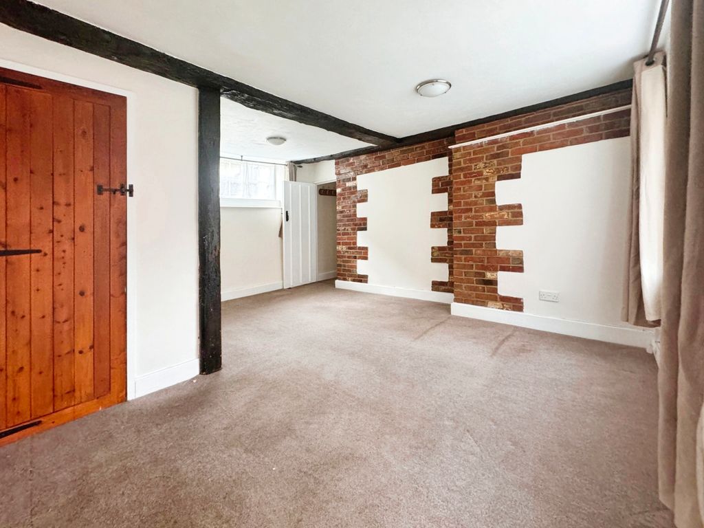 1 bed flat to rent in High Street, Marlborough SN8, £825 pcm