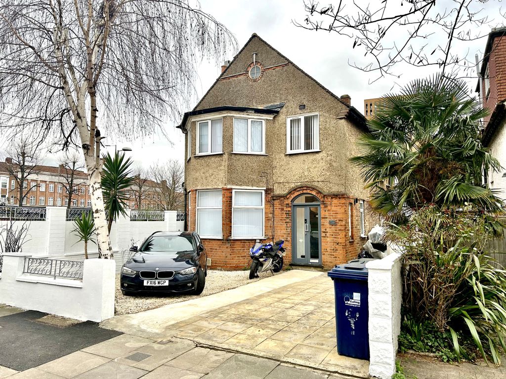 4 bed detached house to rent in Glendun Road, London W3, £3,400 pcm
