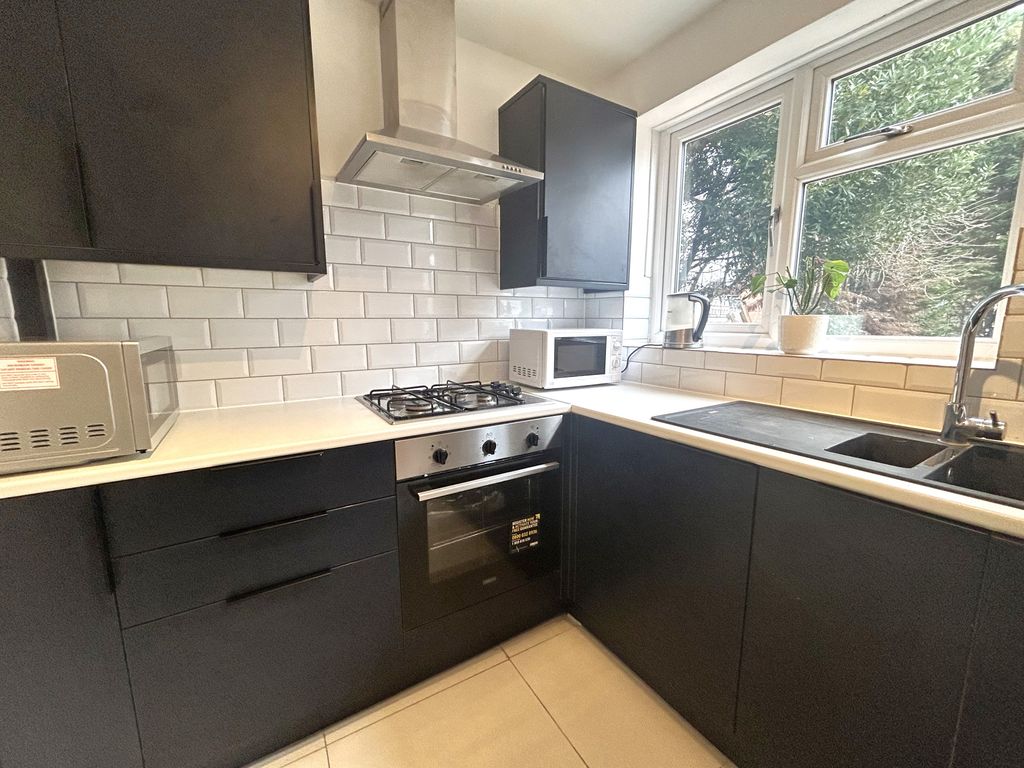 4 bed detached house to rent in Glendun Road, London W3, £3,400 pcm