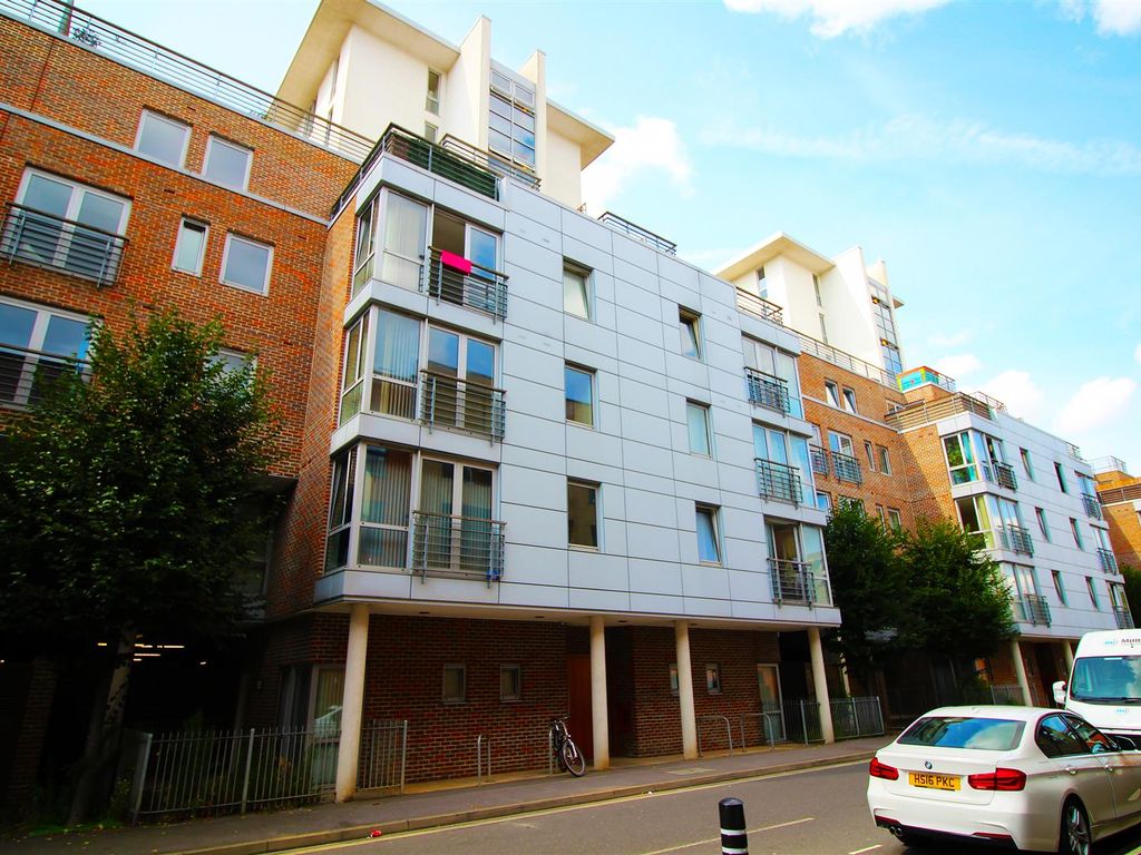 2 bed flat to rent in Cross Street, Portsmouth PO1, £1,375 pcm