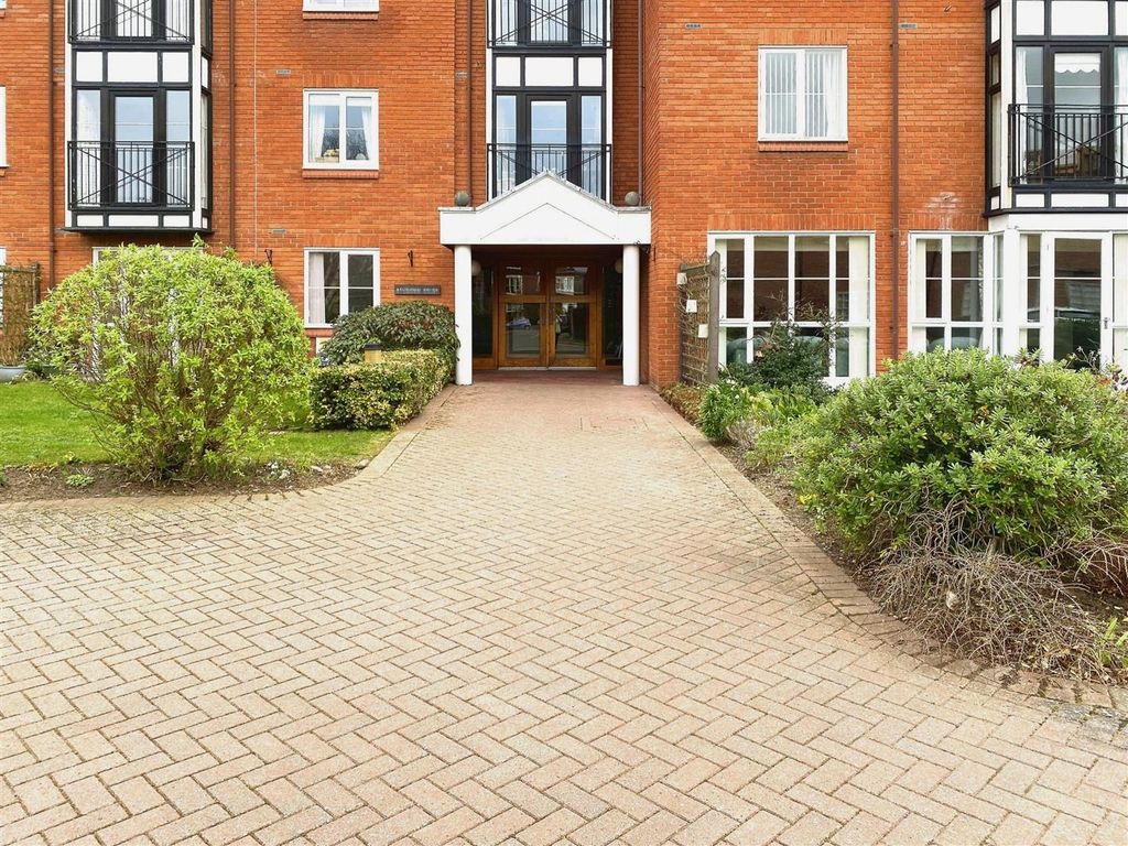 2 bed flat for sale in Ashdown Court, Cromer NR27, £180,000