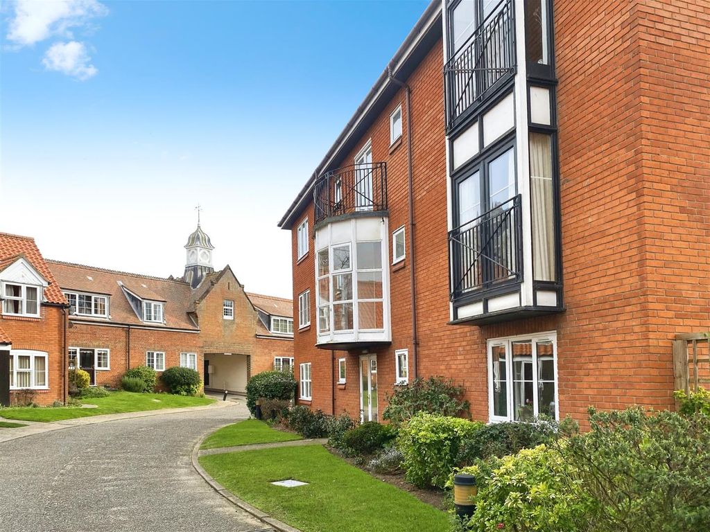2 bed flat for sale in Ashdown Court, Cromer NR27, £180,000