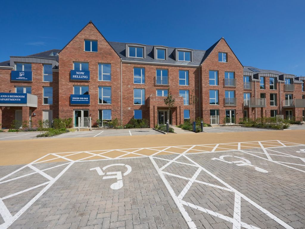 3 bed flat for sale in Wycombe Lane, Wooburn Green, High Wycombe HP10, £795,000