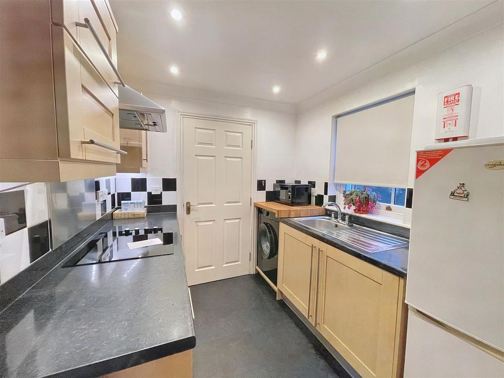 1 bed flat for sale in North Street, Wincanton BA9, £119,950
