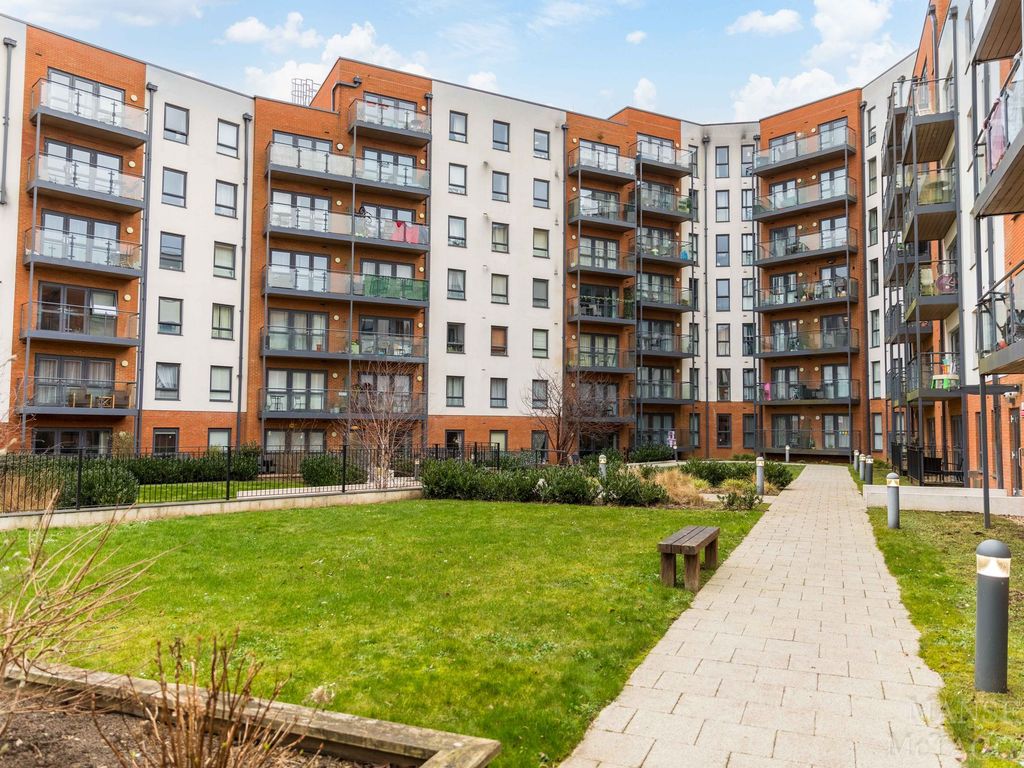 2 bed flat for sale in Ifield Road, Crawley RH11, £310,000