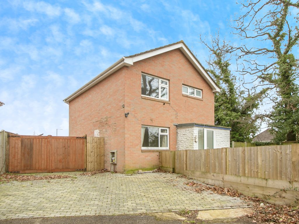 3 bed detached house for sale in Merryfield Lane, Kinson, Bournemouth, Dorset BH10, £400,000