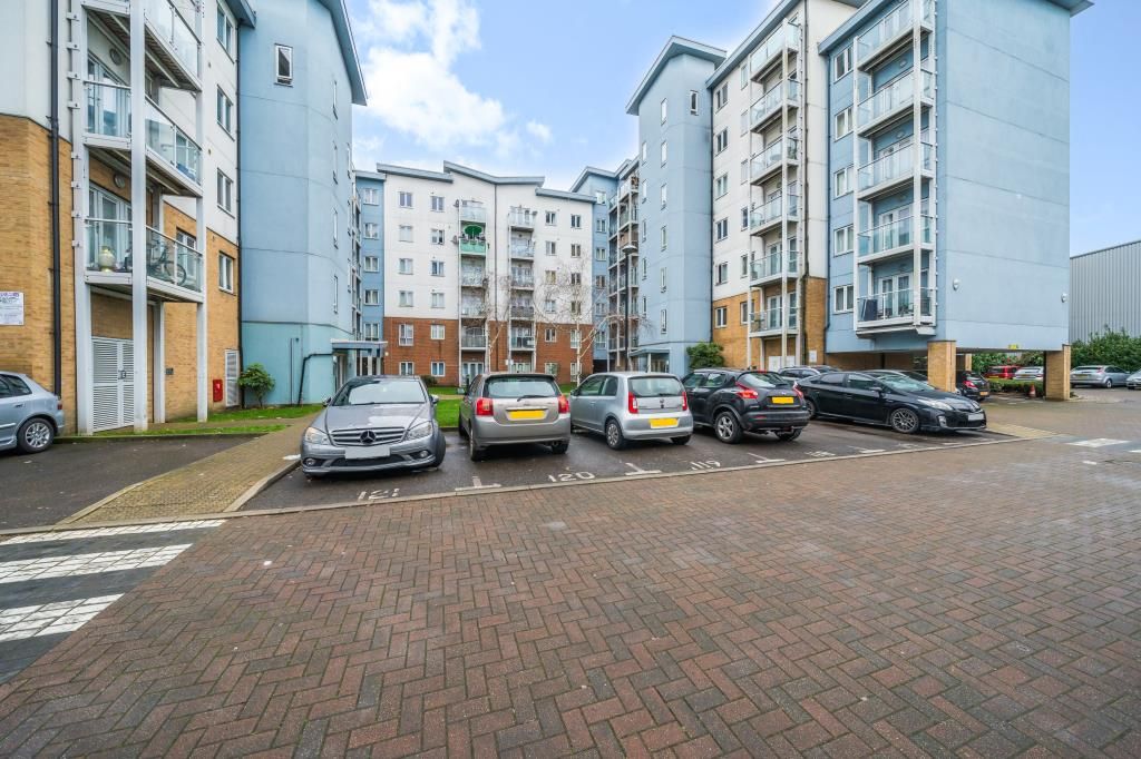 2 bed flat for sale in Slough, Berkshire SL2, £360,000
