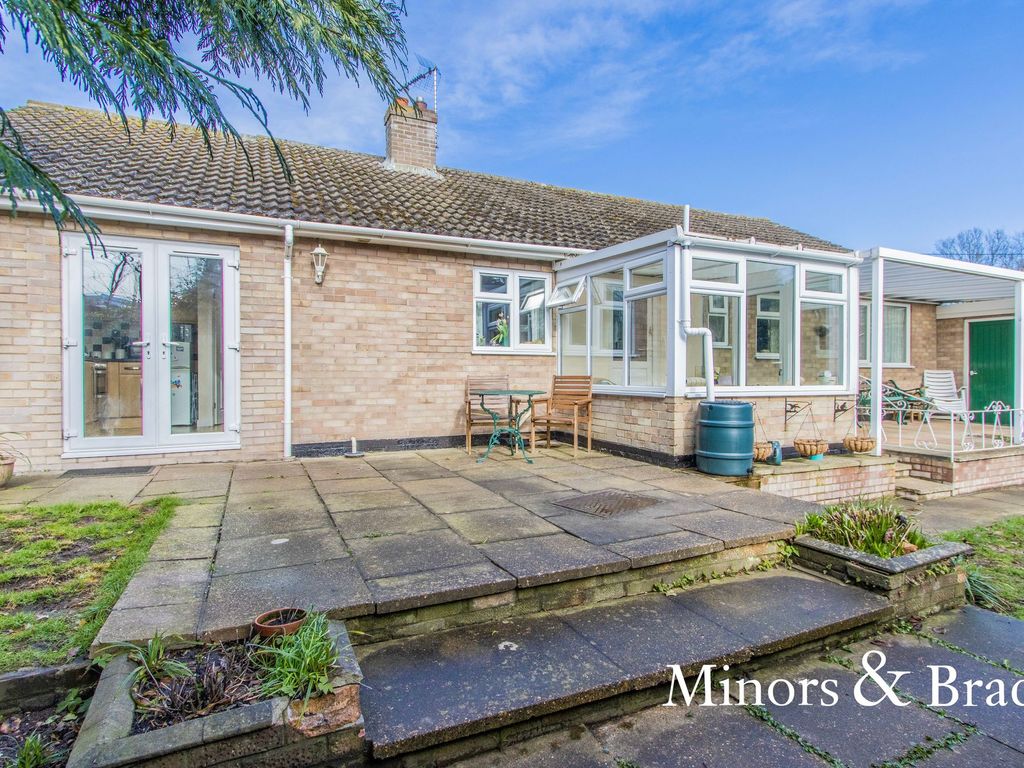 3 bed detached bungalow for sale in Beech Tree Way, Earsham NR35, £350,000