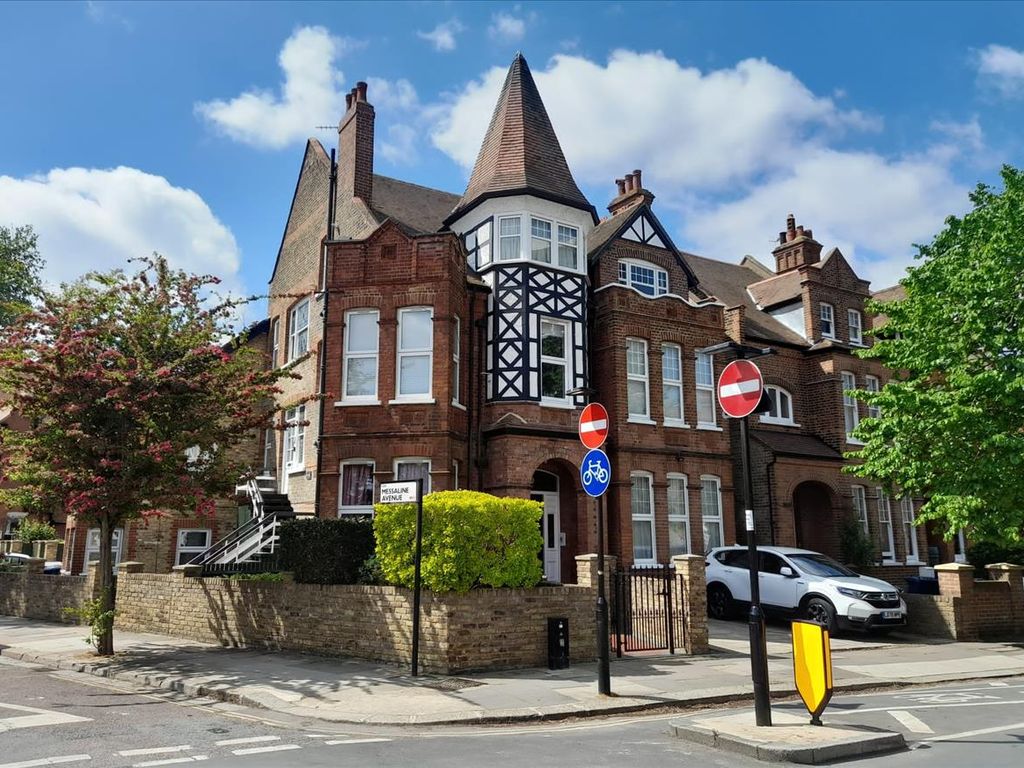 3 bed flat to rent in Emanuel Avenue, Acton W3, £3,250 pcm