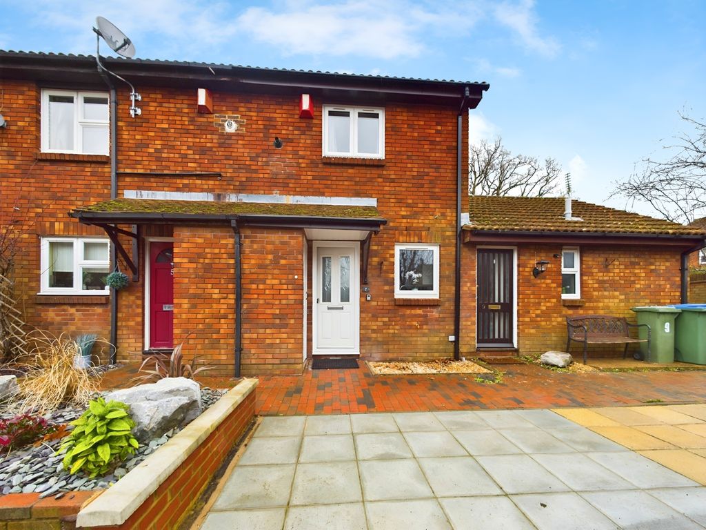 2 bed terraced house for sale in Kingslea, Horsham RH13, £385,000