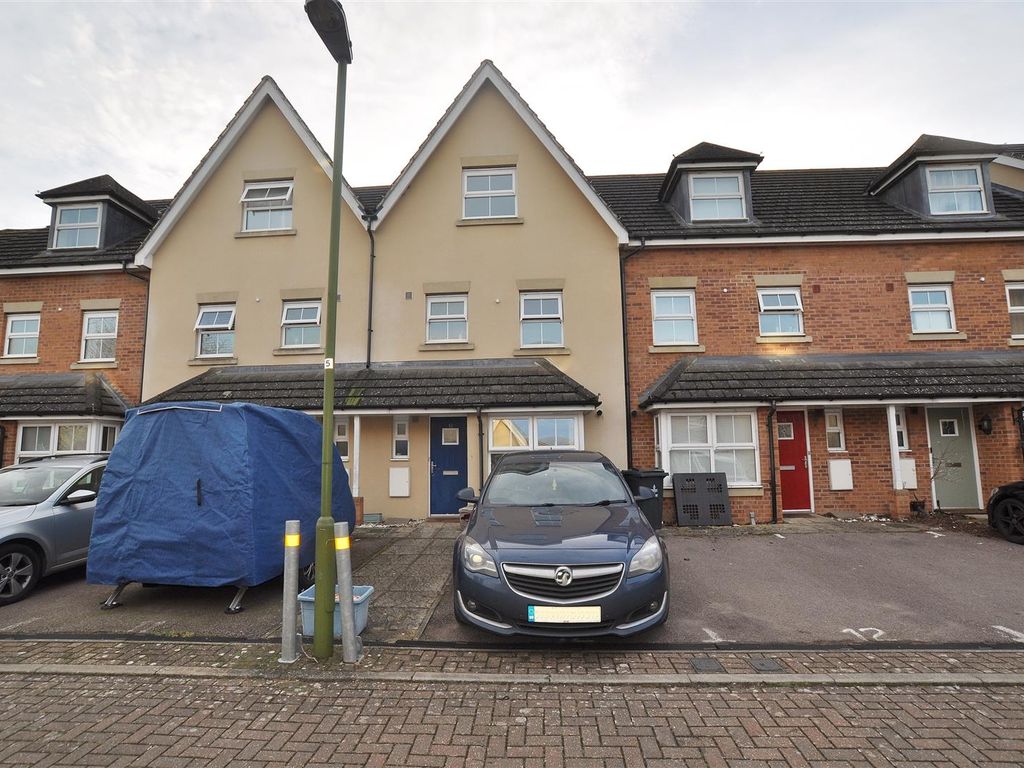 4 bed property for sale in Carisbrooke Close, Stevenage SG2, £399,950