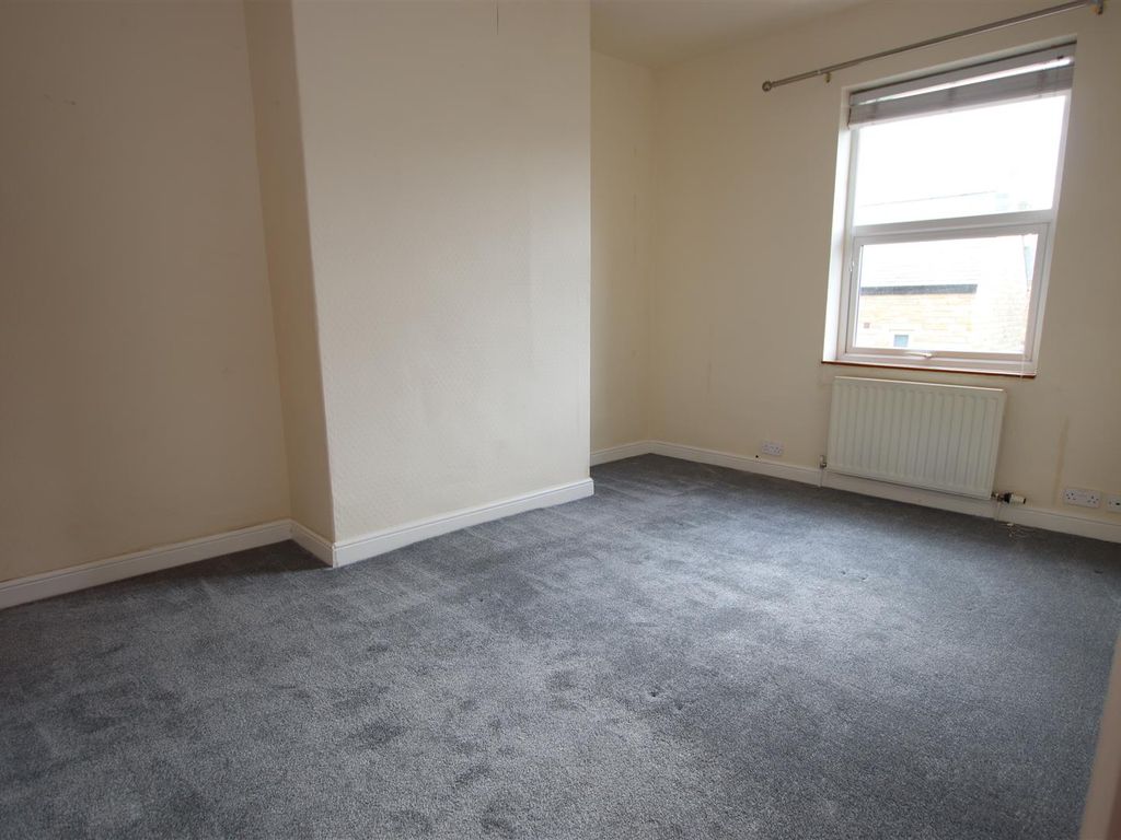 2 bed town house to rent in Hyde Street, Thackley, Bradford BD10, £750 pcm