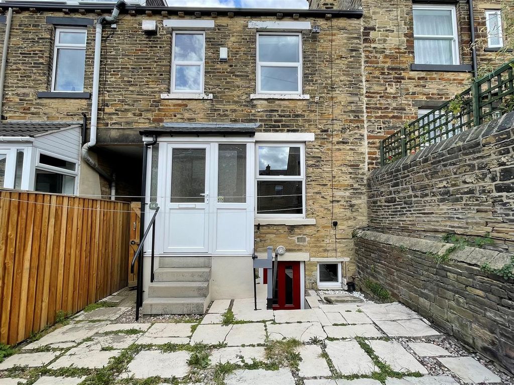 2 bed town house to rent in Hyde Street, Thackley, Bradford BD10, £750 pcm